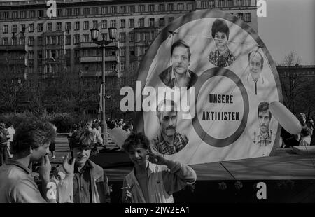 DDR, Berlin, 01. 05. 1986, 1. Mai 1986 auf der Karl-Marx-Allee, unsere Aktivisten Stockfoto