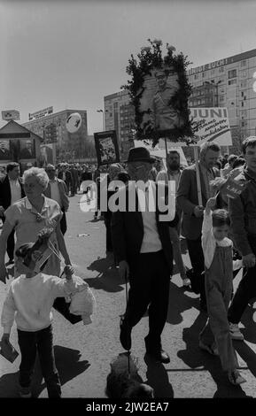 DDR, Berlin, 01. 05. 1986, 1. Mai 1986 auf der Karl-Marx-Allee, Kämpfer der Roten Front, Ernst Thaelmann Plakat Stockfoto