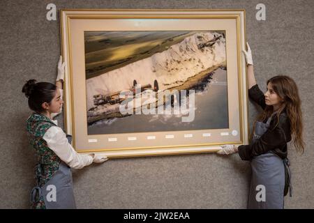 FOTO:JEFF GILBERT 25. August 2022, London, Großbritannien Mitarbeiter der Bonhams-Galerie halten ein Lentikularannimationsbild, das von 617 Squadran Dambusters versteigert wird Stockfoto