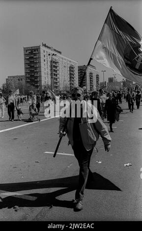 DDR, Berlin, 01. 05. 1986, 1. Mai 1986 auf der Karl-Marx-Allee, DDR-Bürger . . Mit DDR-Flagge Stockfoto