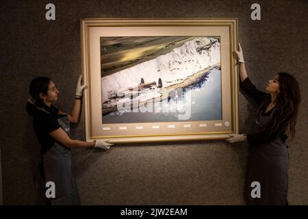 FOTO:JEFF GILBERT 25. August 2022, London, Großbritannien Mitarbeiter der Bonhams-Galerie halten ein Lentikularannimationsbild, das von 617 Squadran Dambusters versteigert wird Stockfoto