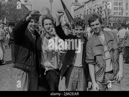 DDR, Berlin, 01. 05. 1987, 1. Kundgebung am 1987. Mai in der Karl-Marx-Allee, Jugendliche Stockfoto