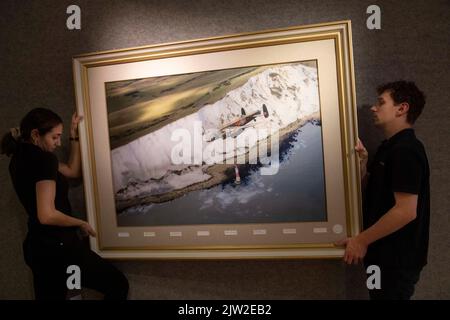 FOTO:JEFF GILBERT 25. August 2022, London, Großbritannien Mitarbeiter der Bonhams-Galerie halten ein Lentikularannimationsbild, das von 617 Squadran Dambusters versteigert wird Stockfoto