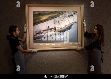 FOTO:JEFF GILBERT 25. August 2022, London, Großbritannien Mitarbeiter der Bonhams-Galerie halten ein Lentikularannimationsbild, das von 617 Squadran Dambusters versteigert wird Stockfoto