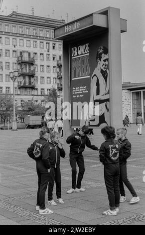 DDR, Berlin, 01. 05. 1987, 1. Mai-Kundgebung 1987 auf der Karl-Marx-Allee, junge Sportlerinnen vor dem Kino Kosmos Stockfoto