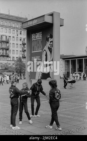 DDR, Berlin, 01. 05. 1987, 1. Mai-Kundgebung 1987 auf der Karl-Marx-Allee, junge Sportlerinnen vor dem Kino Kosmos Stockfoto