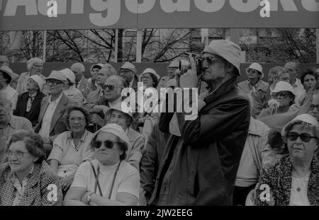 DDR, Berlin, 01. 05. 1987, 1. Mai-Kundgebung 1987 auf der Karl-Marx-Allee, Rentnerblock Stockfoto