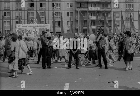DDR, Berlin, 01. 05. 1987, 1. Mai Kundgebung 1987 auf der Karl-Marx-Allee Stockfoto