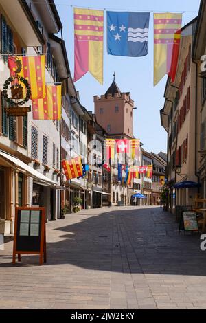 Flaggen in Marktgasse, Fußgängerzone, Rheinfelden, Kanton Aargau, Schweiz Stockfoto