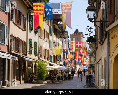 Flaggen in Marktgasse, Fußgängerzone, Rheinfelden, Kanton Aargau, Schweiz Stockfoto