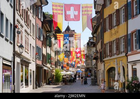 Flaggen in Marktgasse, Fußgängerzone, Rheinfelden, Kanton Aargau, Schweiz Stockfoto