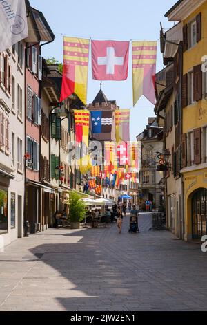 Flaggen in Marktgasse, Fußgängerzone, Rheinfelden, Kanton Aargau, Schweiz Stockfoto