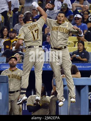 Los Angeles, USA. 02. September 2022. San Diego Padres Brandon Drury (17) feiert mit Teamkollege Manny Machado (R), nachdem sie einen zweiläufigen Heimlauf vor Los Angeles Dodgers mit dem Pitcher Dustin May während des dritten Innings im Dodger Stadium in Los Angeles am Freitag, den 2. September 2022, gemacht hat. Foto von Jim Ruymen/UPI Credit: UPI/Alamy Live News Stockfoto