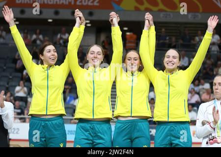 Georgia Baker, Sophie Edwards, Chloe Moran und Maeve Plouffe aus Australien feiern den Goldgewinn bei der Verfolgungsjagd des Frauen-4000m-Teams – Endspiele bei den Commonwealth-Spielen 2022 in The Velodrome, Queen Elizabeth Olympic Park, London. Stockfoto