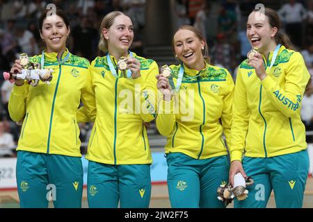 Georgia Baker, Sophie Edwards, Chloe Moran und Maeve Plouffe aus Australien feiern den Goldgewinn bei der Verfolgungsjagd des Frauen-4000m-Teams – Endspiele bei den Commonwealth-Spielen 2022 in The Velodrome, Queen Elizabeth Olympic Park, London. Stockfoto