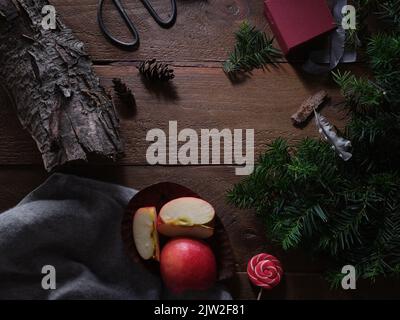 Weihnachts-Flatlay mit Dekoration, Tannenzweig und Geschenken. Draufsicht mit Kopierbereich. Vintage weihnachtskugeln, rustikaler Hintergrund. Stockfoto