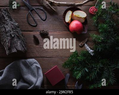 Weihnachts-Flatlay mit Dekoration, Tannenzweig und Geschenken. Draufsicht mit Kopierbereich. Vintage weihnachtskugeln, rustikaler Hintergrund. Stockfoto