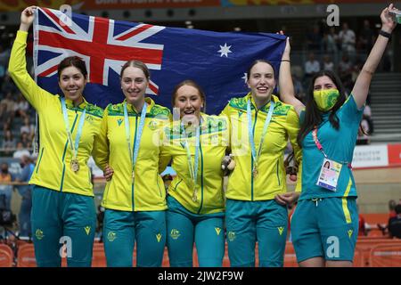 Georgia Baker, Sophie Edwards, Chloe Moran, Maeve Plouffe und Alyssa Polites aus Australien feiern den Goldsieg im Team Pursuit – Finale der Frauen 4000m bei den Commonwealth-Spielen 2022 im Velodrome, Queen Elizabeth Olympic Park, London. Stockfoto