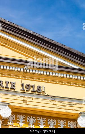 Architektonische Details, Fassade des Gebäudes der 1 Decembrie 1918 Universität, Alba Iulia, Rumänien, 2021 Stockfoto