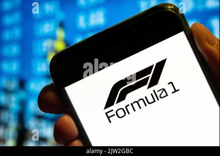 China. 25.. Juli 2022. In dieser Abbildung wird das von der Fédération Internationale de l'Automobile (FIA), Formel 1 (F1), sanktionierte einsitzige Autorennen auf einem Smartphone-Bildschirm angezeigt. Kredit: SOPA Images Limited/Alamy Live Nachrichten Stockfoto