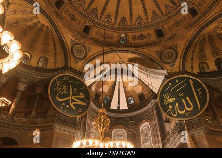 Islamisches Foto. Kalligraphien des Namens Allahs und des Propheten Mohammed in der Hagia Sophia oder Ayasofya. Ramadan oder laylat al-qadr Hintergrund. Lärm inklusive Stockfoto