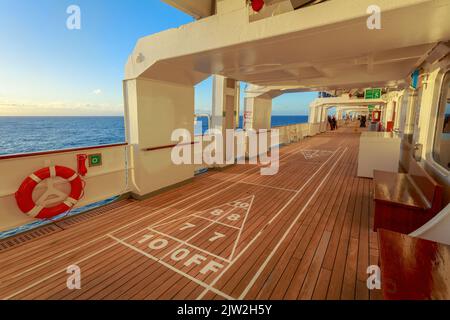 Ein Shuffleboard-Platz auf dem Deck eines Kreuzfahrtschiffs Stockfoto