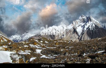 Baltoro Glaciers in den Karakorum-Bergen sind auf dem Weg zum Gipfel des Jahres K2 in Nordpakistan Stockfoto