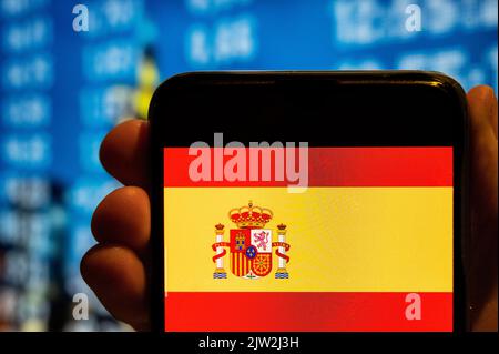 China. 25.. Juli 2022. In dieser Abbildung wird die Flagge des Königreichs Spanien auf einem Smartphone-Bildschirm angezeigt. (Foto von Budrul Chukrut/SOPA Images/Sipa USA) Quelle: SIPA USA/Alamy Live News Stockfoto