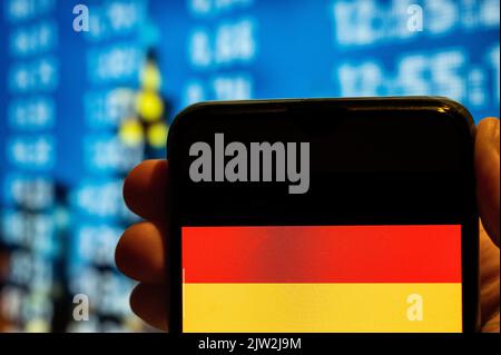 China. 25.. Juli 2022. In dieser Abbildung wird die Flagge der Bundesrepublik Deutschland auf einem Smartphone-Bildschirm angezeigt. (Foto von Budrul Chukrut/SOPA Images/Sipa USA) Quelle: SIPA USA/Alamy Live News Stockfoto