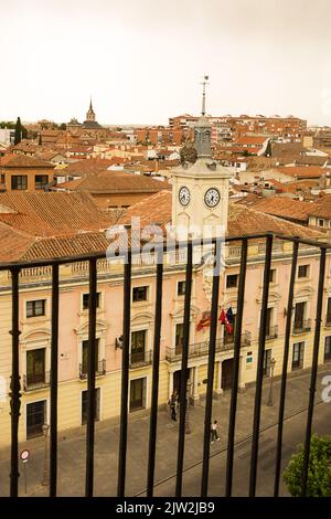 Alcala de Henares, Spanien - 18. Juni 2022: Gemeinde Alcala de Henares von der Spitze des Turms von Santa Maria aus gesehen Stockfoto