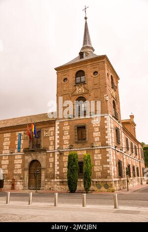 Turm des colegio de san ciriaco y santa paula o de málaga in Alcala de Henares Stockfoto