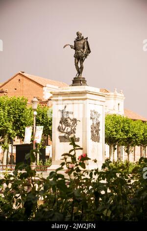 Alcala de Henares, Spanien - 18. Juni 2022: Statue von Miguel de Cervantes und Unterszenen seines berühmtesten Romans der Quixote in der Mitte des Squars Stockfoto