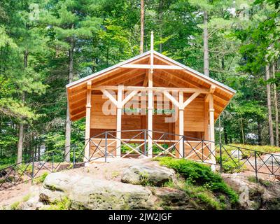 Morgensonne scheint auf dem Picknick und Touristen Zuflucht im beliebten Park der Tschechischen Schweiz, Tschechische Republik. Stockfoto