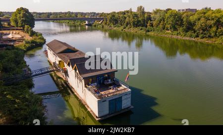 Flussboot in einem Kanal in Vossenveld, Nijmegen, Niederlande Stockfoto