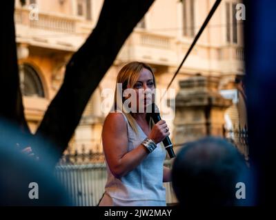 Cagliari, Sardinien, Italien: 22 2022. SEP: Giorgia Meloni Fratelli D'Italia auf der Bühne der Kundgebung in cagliari diskutieren über Neuwahlen Piazza del Stockfoto