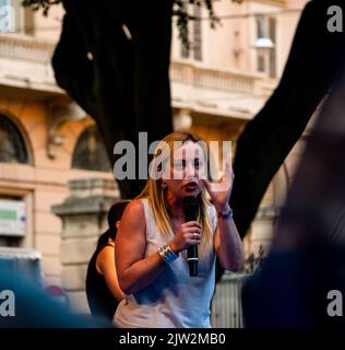 Cagliari, Sardinien, Italien: 22 2022. SEP: Giorgia Meloni Fratelli D'Italia auf der Bühne der Kundgebung in cagliari diskutieren über Neuwahlen Piazza del Stockfoto