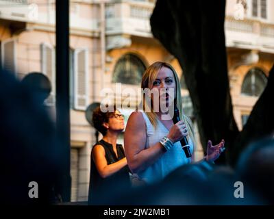 Cagliari, Sardinien, Italien: 22 2022. SEP: Giorgia Meloni Fratelli D'Italia auf der Bühne der Kundgebung in cagliari diskutieren über Neuwahlen Piazza del Stockfoto