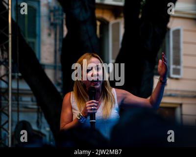 Cagliari, Sardinien, Italien: 22 2022. SEP: Giorgia Meloni Fratelli D'Italia auf der Bühne der Kundgebung in cagliari diskutieren über Neuwahlen Piazza del Stockfoto