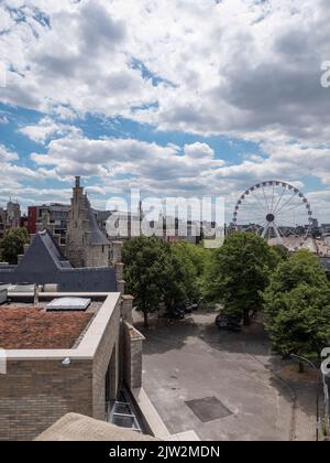 Überblick über den Antwerpener Steenplein mit dem Riesenrad von oben gesehen Stockfoto