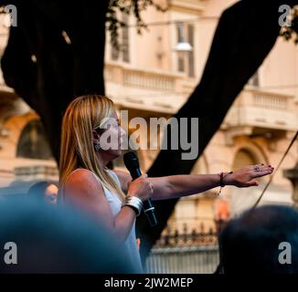 Cagliari, Sardinien, Italien: 22 2022. SEP: Giorgia Meloni Fratelli D'Italia auf der Bühne der Kundgebung in cagliari diskutieren über Neuwahlen Piazza del Stockfoto