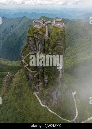 Der Fanjingshan oder der Berg Fanjing in Tongren, Provinz Guizhou, ist der höchste Gipfel des Wuling-Gebirges im Südwesten Chinas Stockfoto