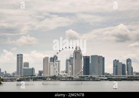 Blick auf das Beobachtungsrad des Singapore Flyer, den Stadtteil Downtown Core und die Formel 1 Grand Prix Tribüne von der Marina Bay Stockfoto