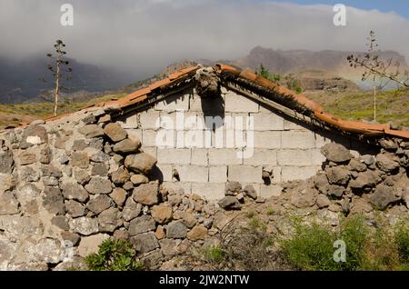 Haus mit einer Blockmauer und einer eingestürzten Steinmauer. San Bartolome de Tirajana. Gran Canaria. Kanarische Inseln. Spanien. Stockfoto