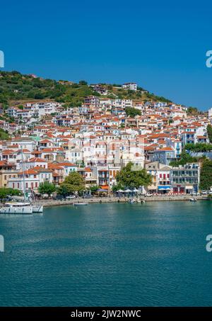 Blick auf Altstadt und Meer von der Fähre, Skopelos Stadt, Skopelos Insel, Sporades Inseln, griechische Inseln, Griechenland, Europa Stockfoto