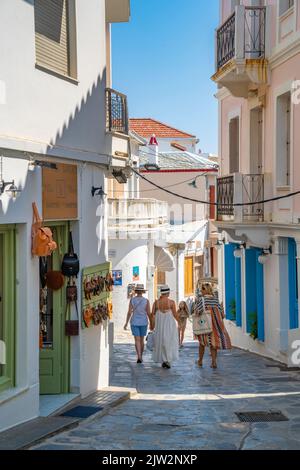 Blick auf die Geschäfte in der engen Straße, Skopelos-Stadt, Skopelos-Insel, Sporaden-Inseln, griechische Inseln, Griechenland, Europa Stockfoto
