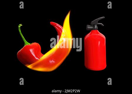 Brennende rote Chilischote und Spielzeug Feuerlöscher isoliert auf schwarzem Hintergrund. Umgang mit würzigen Speisen. Stockfoto