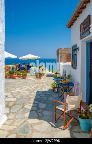 Blick auf das weiß getünchte Café mit Blick auf das Meer, Skopelos-Stadt, Skopelos-Insel, Sporaden-Inseln, griechische Inseln, Griechenland, Europa Stockfoto