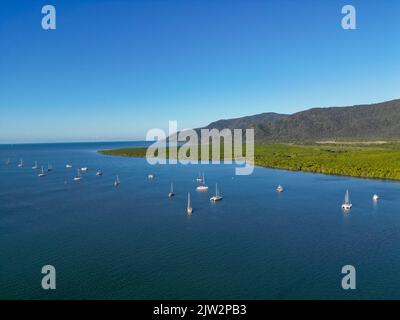 Luftaufnahme des Hafens von Cairns mit Booten, Regenwald, Bergen und blauem Himmel Stockfoto