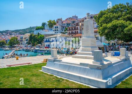 Blick auf die Stadt und das Denkmal mit Blick auf den Hafen, die Stadt Skopelos, die Insel Skopelos, die Sporades-Inseln, die griechischen Inseln, Griechenland, Europa Stockfoto