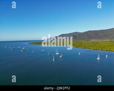 Luftaufnahme des Hafens von Cairns mit Booten, Regenwald, Bergen und blauem Himmel Stockfoto